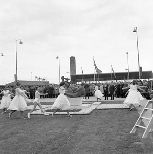 858590 Afbeelding van de opvoering van een ballet rond de beeldengroep op het voorplein tijdens de opening van het ...
